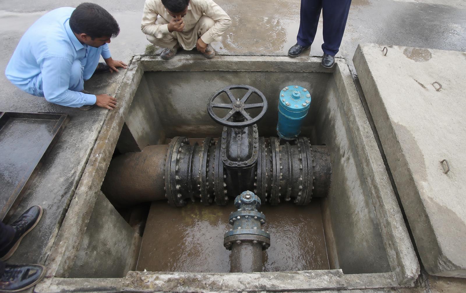 Sluice valve chamber on a water main