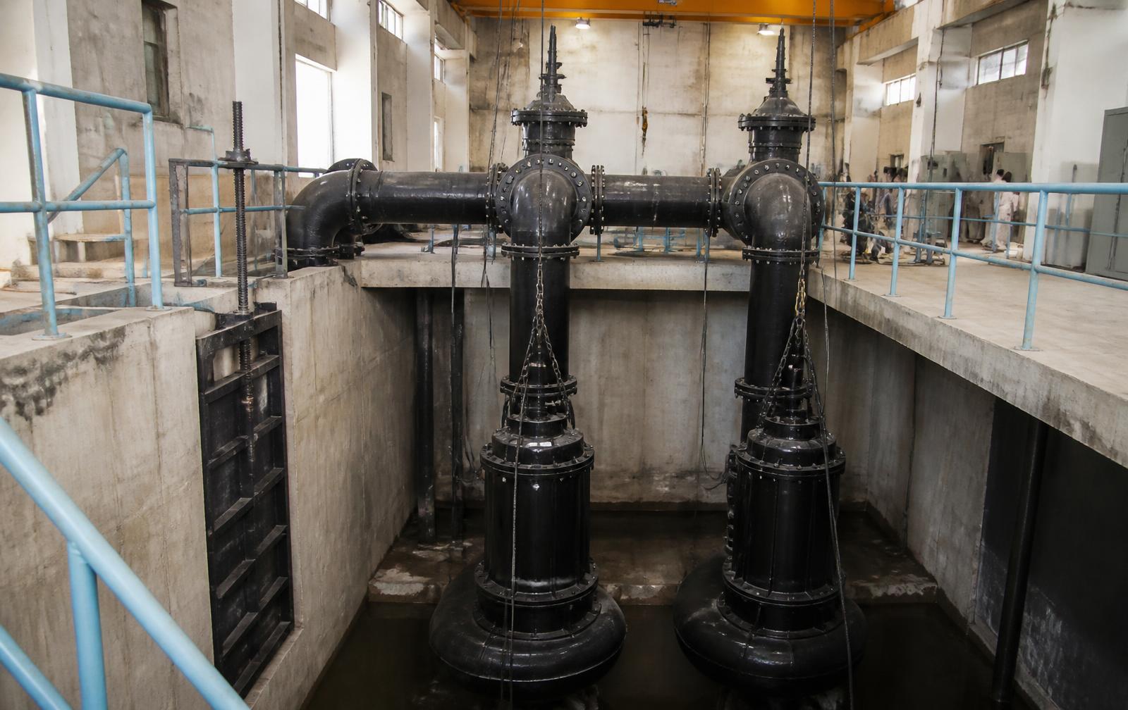 Sewage disposal pumping station with non-clog pumps and penstock