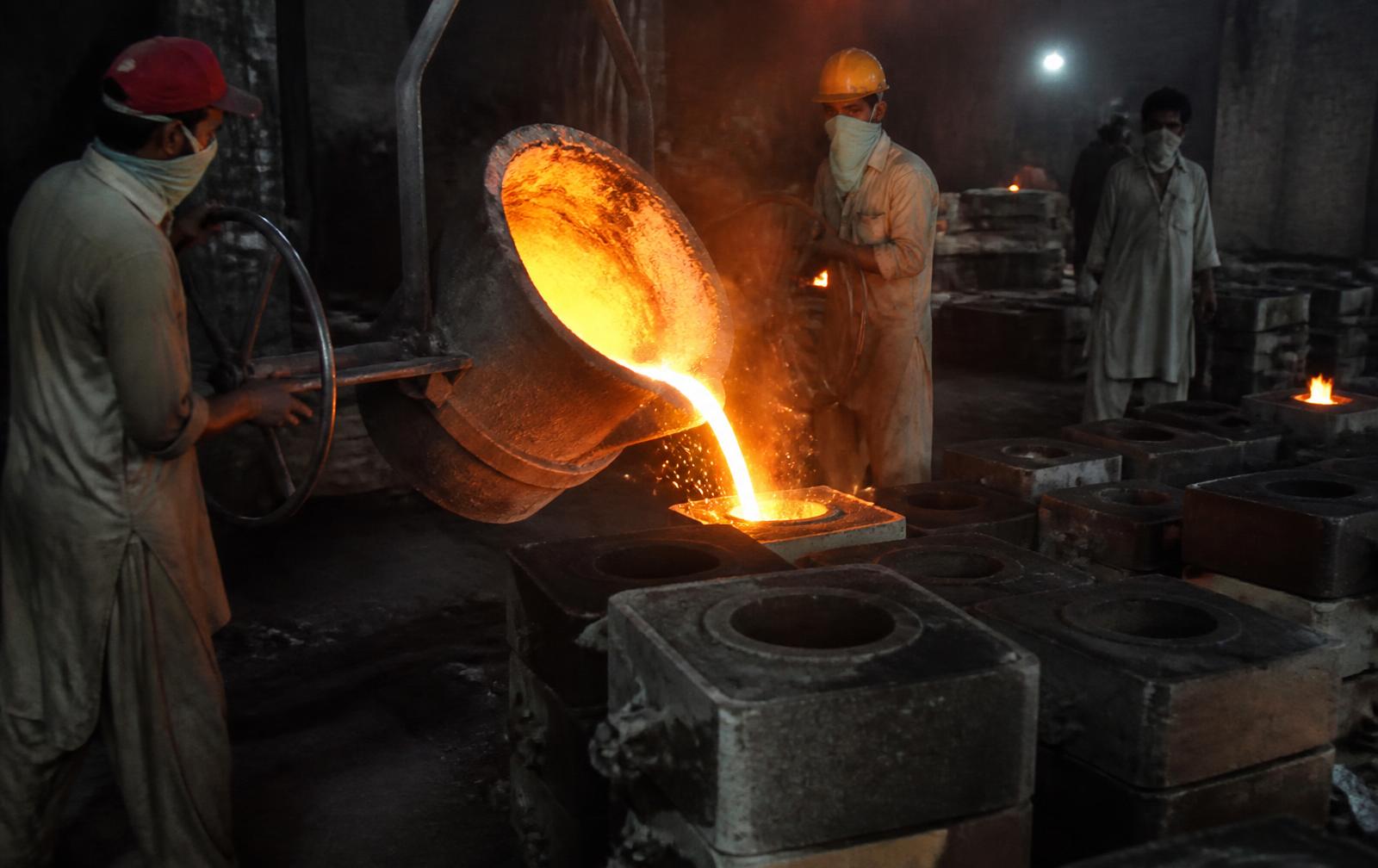 Iron pour for manhole covers and valve bodies