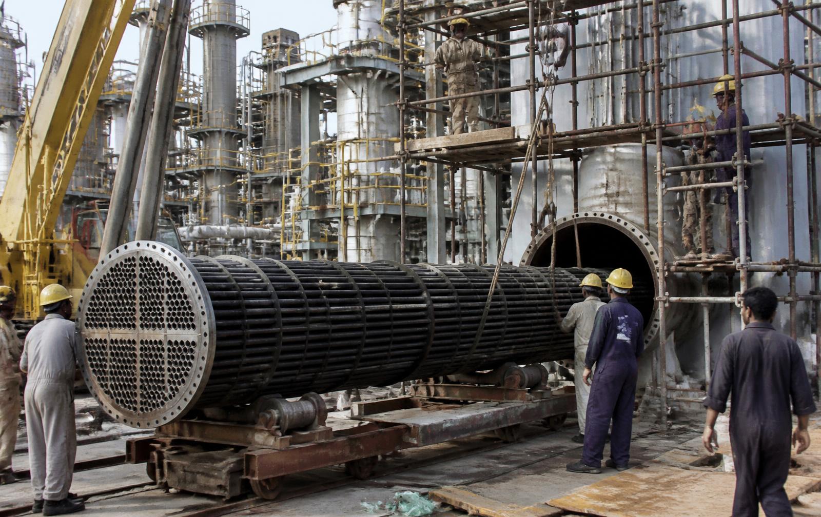 Heat exchanger bundle pulled during a plant turnaround